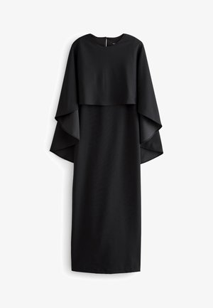 Schwarzes Kleid mit drapiertem Überwurf, rundem Ausschnitt und gerader Silhouette, aus einem glatten, leicht strukturierten Stoff gefertigt.