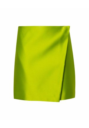 Mini-jupe en satin vert citron vif avec un détail enveloppant à l'avant et une texture lisse et brillante.