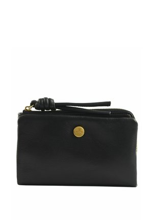 Portefeuille zippé en cuir noir avec une languette nouée et un petit emblème rond doré sur le devant.