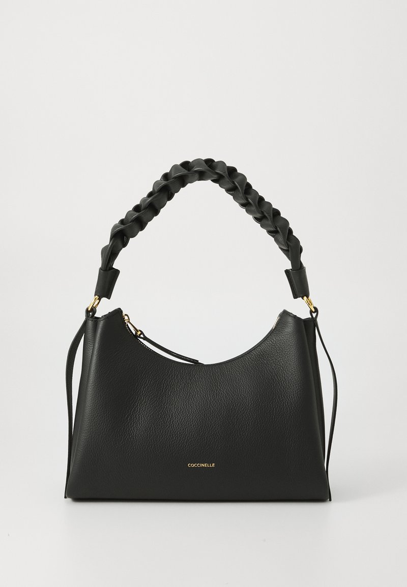 Musta nahkainen käsilaukku, jossa on kaareva siluetti, punottu kahva ja kultaiset yksityiskohdat. Varustettu vetoketjukiinnityksellä ja teksturoidulla pinnalla.