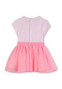 Ροζ φόρεμα με κοντά μανίκια, μονόχρωμο βαμβακερό πάνω μέρος και στρωματοποιημένη, λαμπερή φούστα από τούλι. Διαθέτει κούμπωμα με κουμπιά στην πλάτη και ζώνη στη μέση.