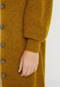 Kaffe Chaqueta de punto - mustard yellow