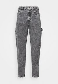 Pantalones cargo de denim gris con un diseño desgastado, corte de pierna recta y bolsillos laterales. Presenta detalles de costura y un cierre de botón en la cintura.