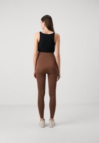 MAMALICIOUS MLTIA JEANNE - Legging (type pantalon) - pinecone
