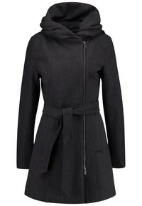 Cappotto nero in misto lana con cappuccio oversize, cerniera frontale, vita con cintura e due tasche laterali. Presenta una finitura testurizzata e morbida.