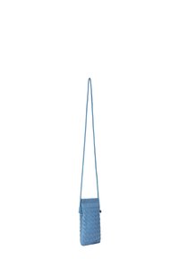 Světle modrá tkaná kožená crossbody taška s plochým obdélníkovým tvarem, nastavitelným popruhem a minimalistickým designem. Žádné viditelné detaily kovového zpracování.