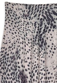 Plisuota sijonas, pagamintas iš lengvos medžiagos, turintis šviesiai smėlio spalvos pagrindą su tamsiomis dėmėmis ir netaisyklingais raštais tekstūrai.