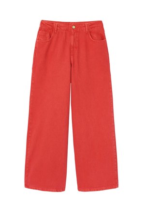 Pantalon à taille haute et jambes larges en rouge uni avec fermeture à boutons sur le devant, passants pour ceinture et deux poches avant.