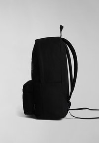 Čierny batoh s pevným vonkajším materiálom, obdĺžnikovým tvarom, polstrovanými popruhmi a bočnou kapsou, s minimalistickým dizajnom a detailom loga.