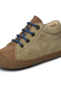 Scarpe scamosciate con una tomaia beige e marrone, dotate di lacci blu e occhielli in metallo. Punta arrotondata con suola in gomma testurizzata.
