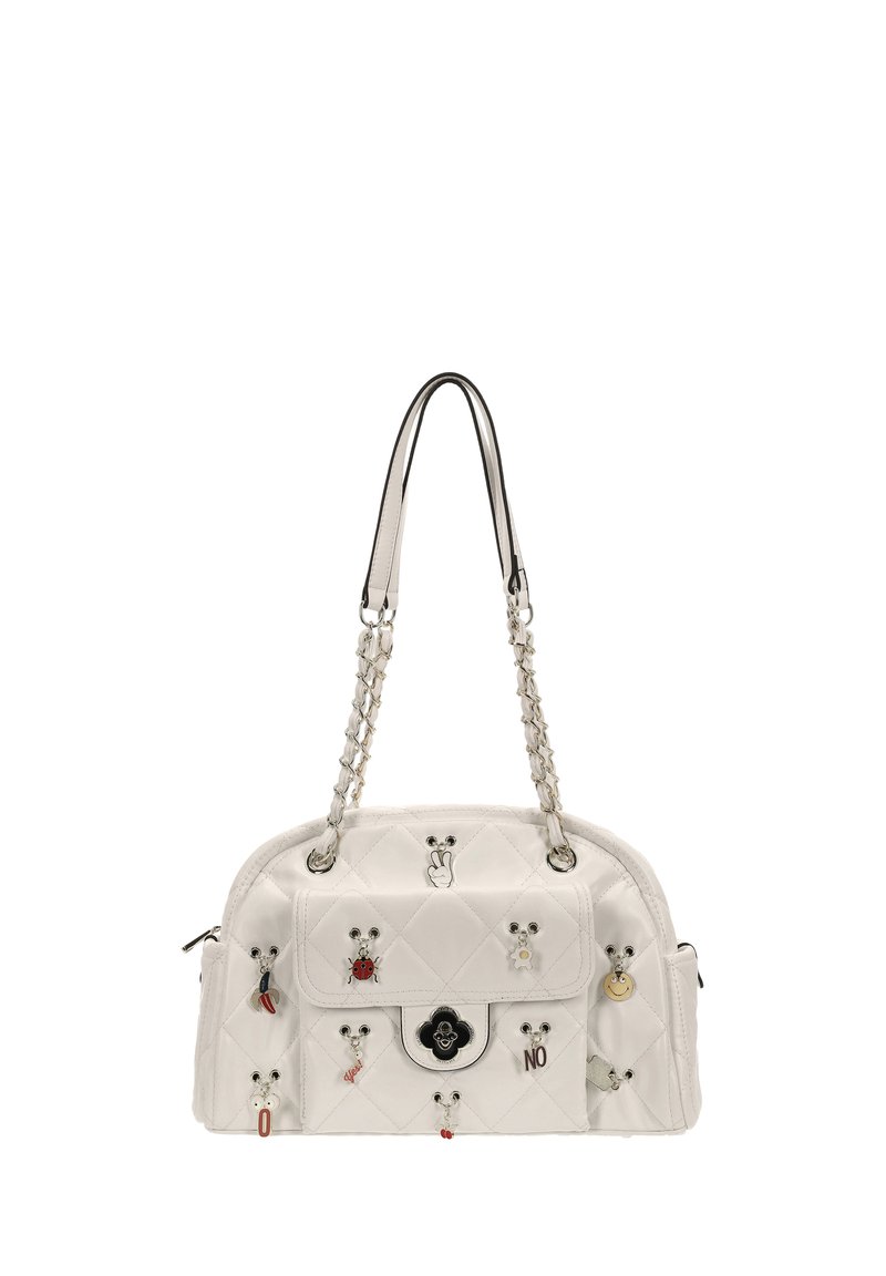 Bolso blanco acolchado con herrajes plateados, correas dobles de cadena y varios colgantes decorativos con formas de animales y emojis.