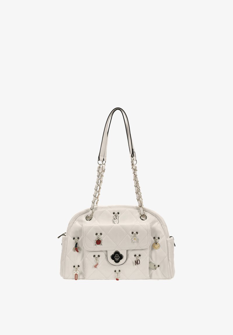 Bolso blanco acolchado con herrajes plateados, correas dobles de cadena y varios colgantes decorativos con formas de animales y emojis.