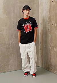 Jordan BRAND CREW - Camiseta estampada - black/gym red