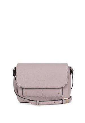 Borsa a tracolla in pelle viola chiaro con patta frontale, tasca piccola cucita, tracolla regolabile con fibbia dorata, su sfondo bianco.