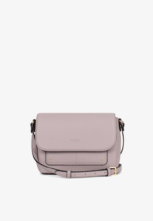 Borsa a tracolla in pelle viola chiaro con patta frontale, tasca piccola cucita, tracolla regolabile con fibbia dorata, su sfondo bianco.