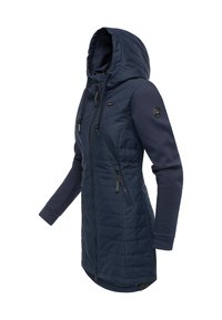 Tmavomodrá izolovaná bunda so zipsom vpredu a kapucňou, s vyplneným trupom, hladkými rukávmi a bočnými vreckami na zips.