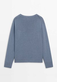 Pull en maille à manches longues bleu discret avec un col rond et des poignets et un ourlet côtelés, présenté de dos sur fond blanc.