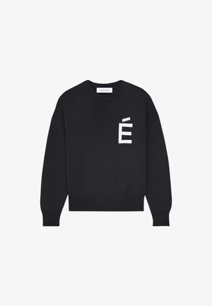 Pull noir en tricot avec un col rond, une finition côtelée et une coupe oversize. Présente une lettre "É" brodée en blanc sur la poitrine gauche.