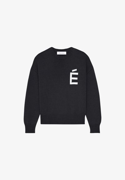 Pull noir en tricot avec un col rond, une finition côtelée et une coupe oversize. Présente une lettre "É" brodée en blanc sur la poitrine gauche.