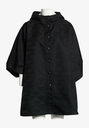 Capa negra con capucha, botones automáticos en el frontal y discreto patrón repetido de "M" en la tela, mostrada en un maniquí blanco.