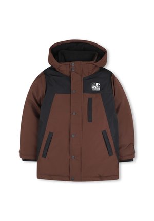 Veste d'hiver à capuche marron et noire avec boutons-pression sur le devant et un logo "Hugo Worldwide" sur la partie supérieure gauche de la poitrine.