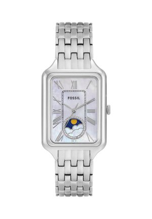 Montre rectangulaire argentée Fossil avec bracelet maillé, cadran en nacre, chiffres romains et indicateur jour-nuit soleil et nuage à 6 heures.