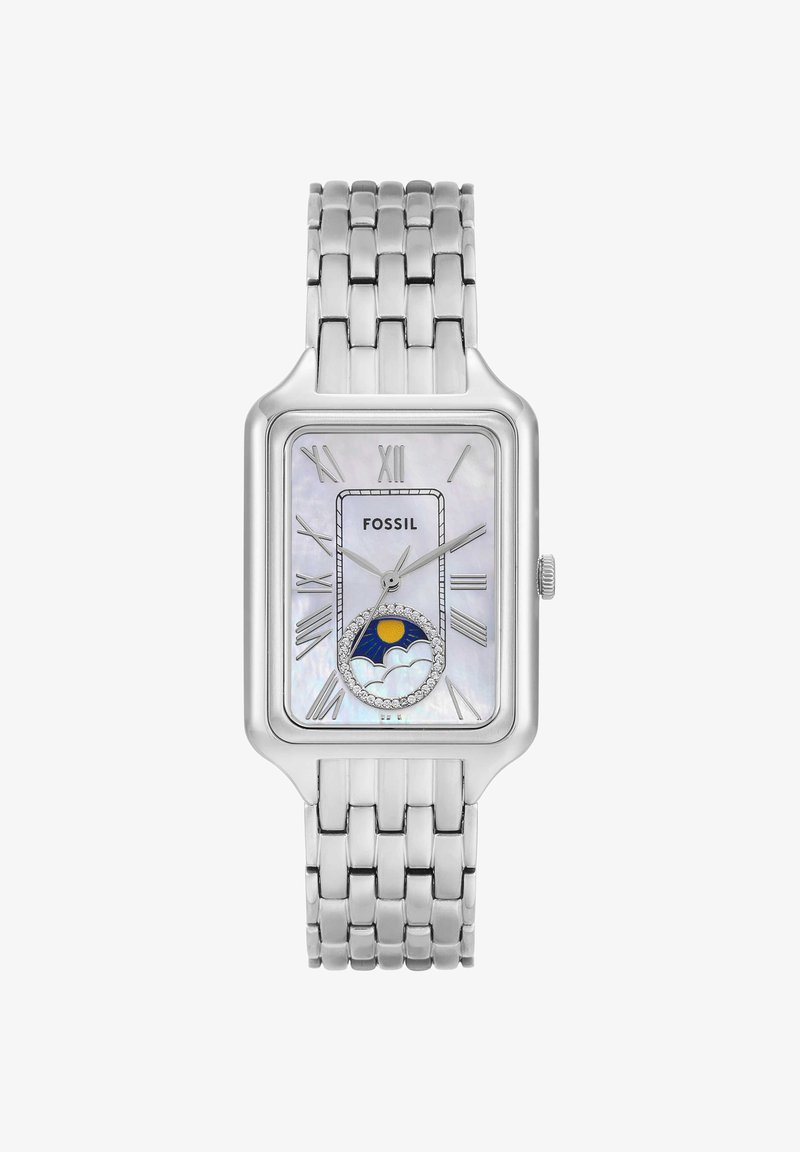 Montre rectangulaire argentée Fossil avec bracelet maillé, cadran en nacre, chiffres romains et indicateur jour-nuit soleil et nuage à 6 heures.