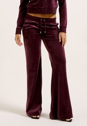 Burgunderfarbene Velour-Jogginghose mit Kordelzugbund, weitem Bein und frontalen Taschen, ausgestattet mit einer glatten Textur und einem knöchellangen Design.