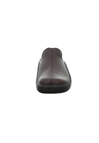 Scarpa in pelle marrone, senza lacci, con punta arrotondata, superficie testurizzata e suola in gomma nera; presenta una leggera cucitura lungo il bordo superiore.