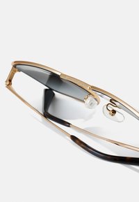 Michael Kors SILVERTON - Sluneční brýle - shiny yellow gold/light grey gradient