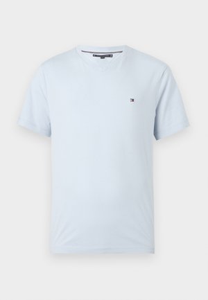 T-shirt bleu clair à manches courtes et col en V avec petit logo Tommy Hilfiger brodé sur la poitrine gauche.