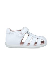 Sandalia de bebé de cuero blanco con diseño de puntera abierta, correa ajustable y lados recortados. Presenta un forro suave y suela de goma texturizada.