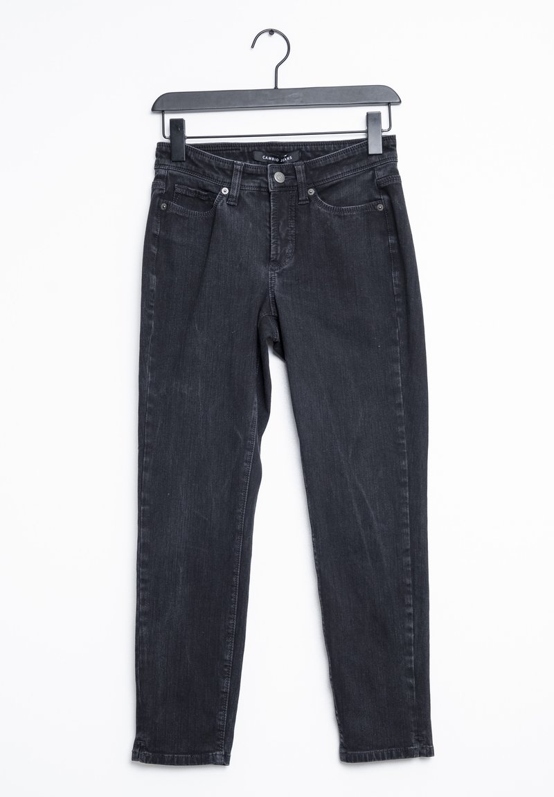 Černé džíny z denimové látky se slim fit střihem, pěti kapsami, kontrastním šitím a zapínáním na knoflík a zip. Visí na černém ramínku.