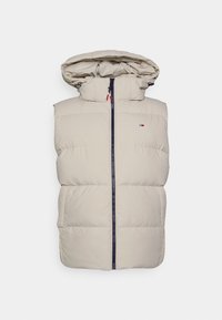 Beige puffer väst med huva, frontdragkedja, sidofickor och liten röd, vit och blå logotyp på bröstet.