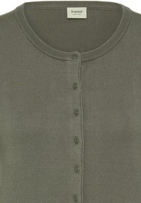 Kardigan z dzianiny w oliwkowo-zielonym kolorze z okrągłym dekoltem i sześcioma dopasowanymi guzikami z przodu, z etykietą "fransa Since 1968" wewnątrz kołnierza.