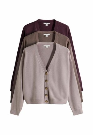 Drei cardigan mit Knöpfen in Beige, Braun und Dunkellila, senkrecht auf weißem Hintergrund gestapelt.
