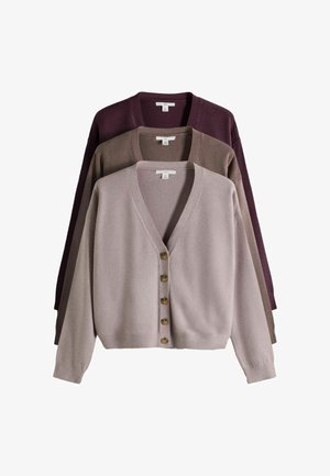 Drei cardigan mit Knöpfen in Beige, Braun und Dunkellila, senkrecht auf weißem Hintergrund gestapelt.
