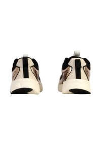 Zapatillas deportivas juveniles con parte superior beige, acentos negros, un detalle metálico en el lateral y una suela blanca con surcos de tracción.