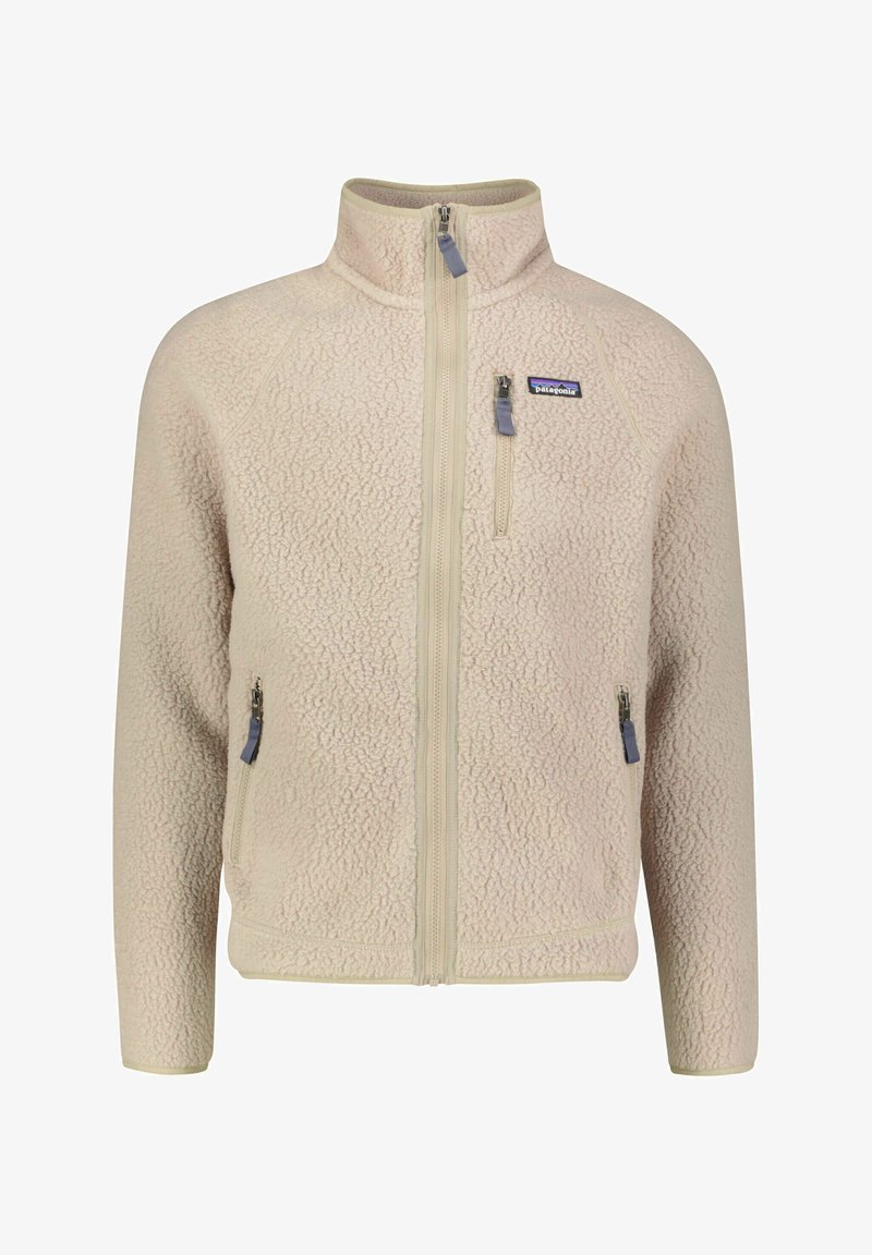 Casaco de fleece bege com colarinho alto, fecho à frente e dois bolsos com zíper. Superfície texturizada com uma aparência suave e confortável.