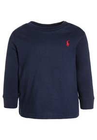 Marineblauwe longsleeve shirt gemaakt van zachte stof, met een ronde hals, geribbelde mouwen en een klein rood logo op de linkerborst.