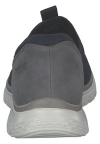 Zapatillas de ante gris y malla con una suela texturizada, tirador en el talón y sutil branding en la parte posterior. Diseño aerodinámico.