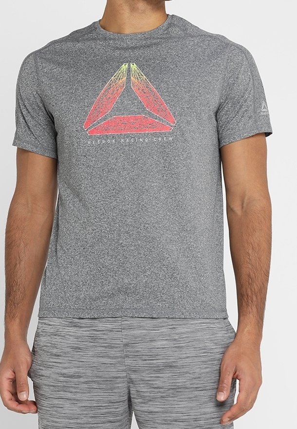 Šedé tričko s krátkým rukávem vyrobené z lehkého materiálu, které v centru zdobí jasně barevná trojúhelníková grafika a text značky.