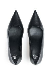 Ballerine in pelle nera con punta affusolata, texture liscia, design con lato aperto e un piccolo logo sulla soletta. Aspetto elegante e minimalista.