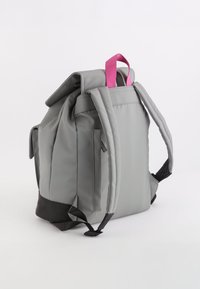 Mochila gris con correas de acento rosas, tapa de solapa, correas de hombro ajustables y bolsillos laterales, hecha de material sintético duradero.