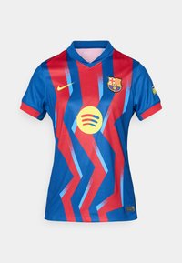 Φανέλα της FC Barcelona σε μπλε και κόκκινο, με ζιγκ-ζαγκ ρίγες, κίτρινο λογότυπο Spotify και λαιμόκοψη crew. Λογότυπο Nike στο μανίκι.