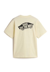 Gelbes Baumwoll-T-Shirt mit lockerer Passform. Auf der Rückseite befindet sich ein großes schwarzes "VANS 'OFF THE WALL'"-Logo. Kurze Ärmel, Rundhalsausschnitt.