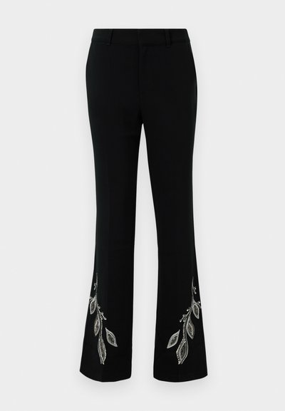 Μαύρα φαρδιά παντελόνια με διακοσμητική ασημένια κεντημένη φύλλου στο στρίφωμα. Έχουν απλή ύφανση, κομψή εφαρμογή και σχέδιο επίπεδης μπροστινής πλευράς.