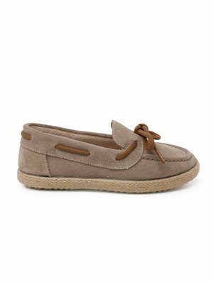 Mocassin en daim beige avec des lacets décoratifs marron et une semelle tissée texturée, présenté en profil latéral sur fond blanc.