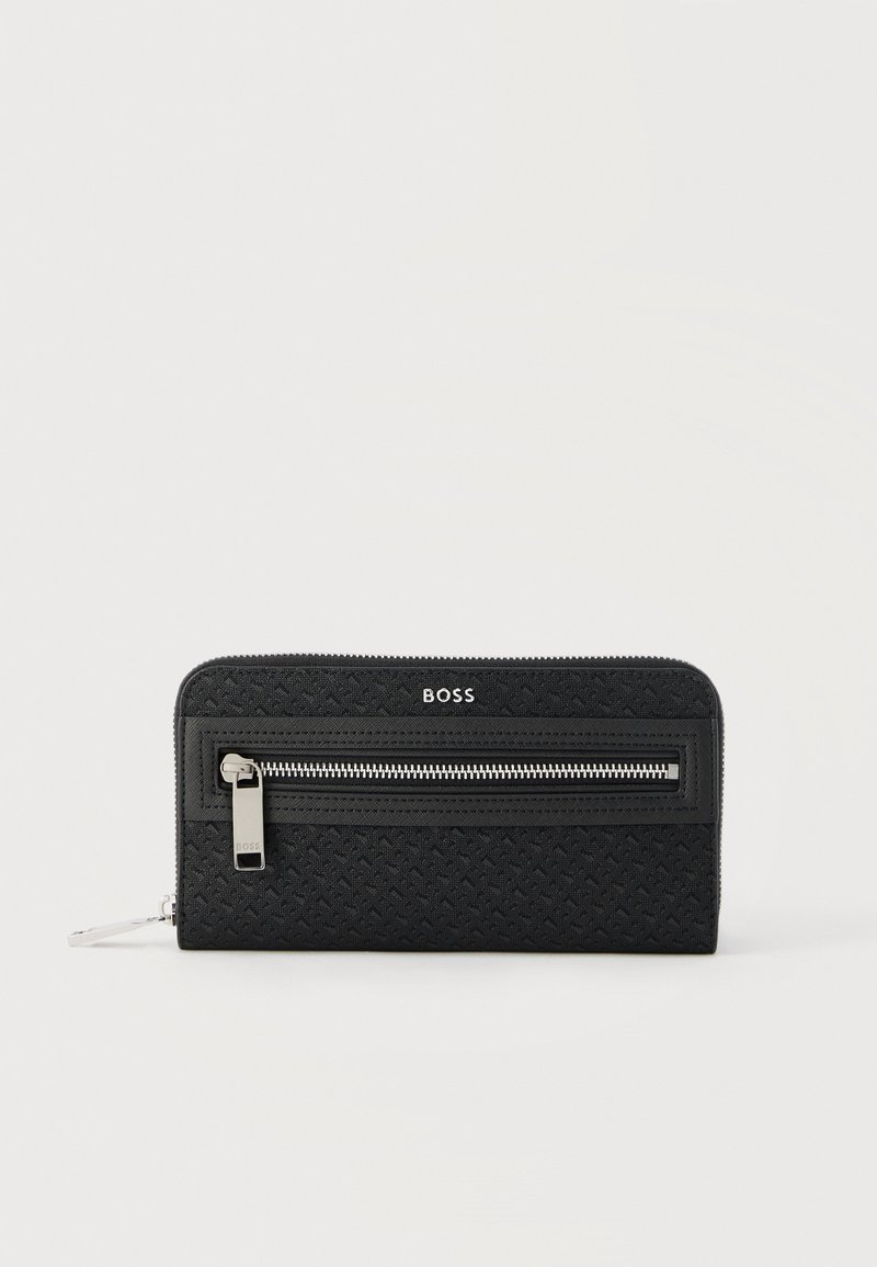 Portefeuille noir texturé avec fermeture éclair sur tout le tour, poche zippée à l'avant et détails en métal argenté, marqué "BOSS" au centre en haut.