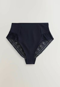 Magas derekú, sötétkék alsónemű, textúrált csipke oldalakkal, amelyek bonyolult mintákkal rendelkeznek. Puha anyag, sima felülettel és rugalmas derékrésszel.